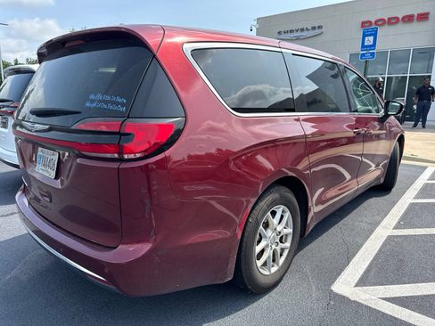 Used 2023 Chrysler Pacifica Touring-L FWD image 3