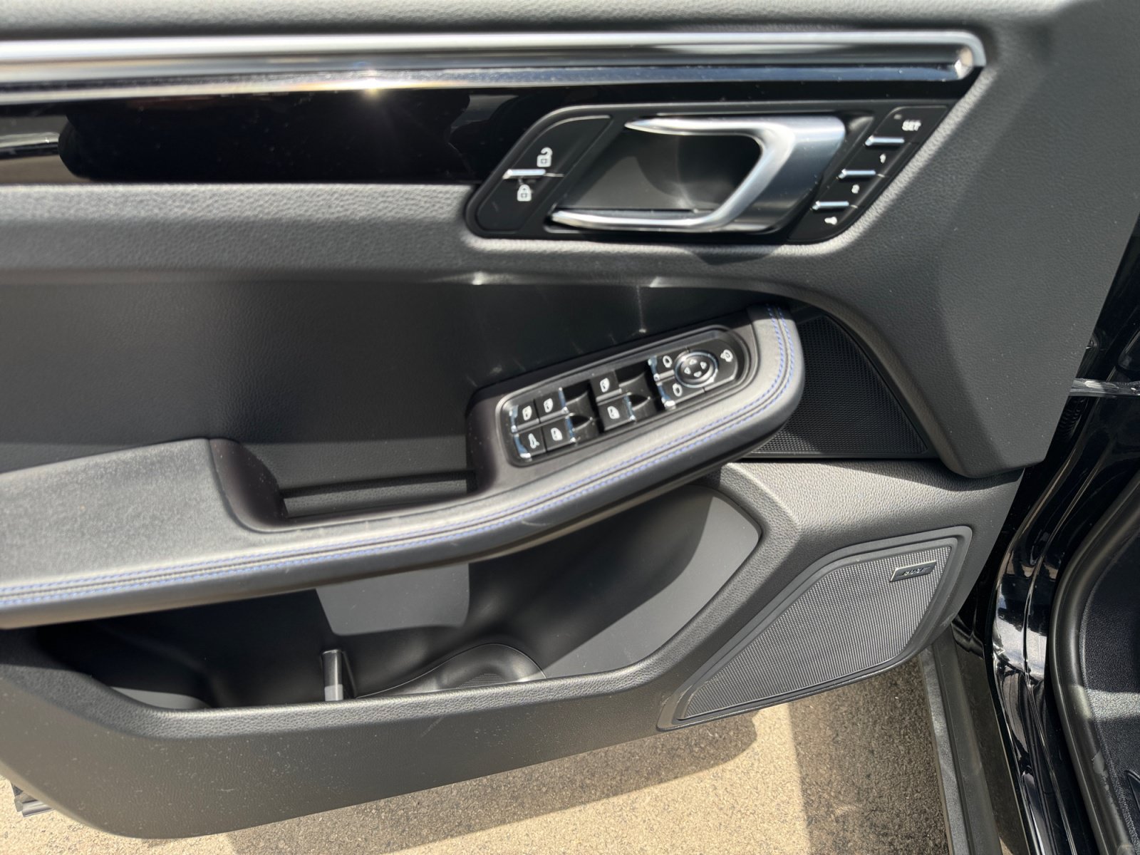 Used 2022 Porsche Macan AWD/4WD image 17