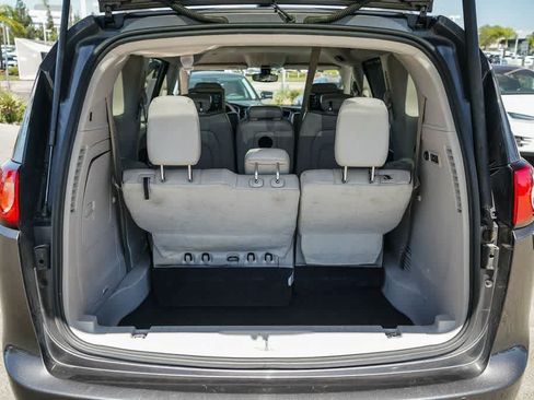 Used 2017 Chrysler Pacifica Limited w/ UConnect Theater Package FWD image 26