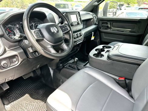 Used 2024 RAM 3500 Tradesman w/ Chrome Appearance Group AWD/4WD image 18