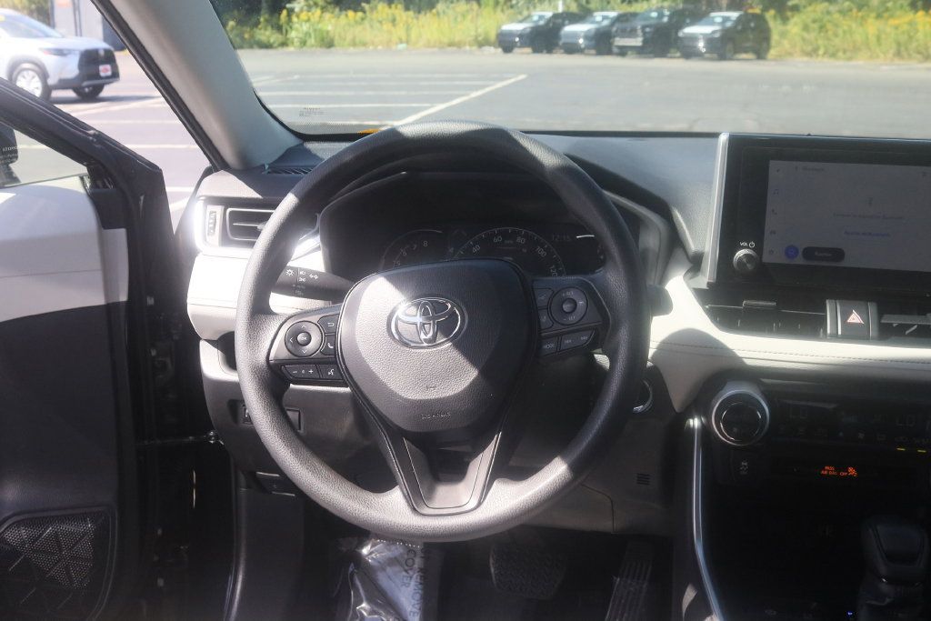 Used 2025 Toyota RAV4 XLE AWD/4WD image 25