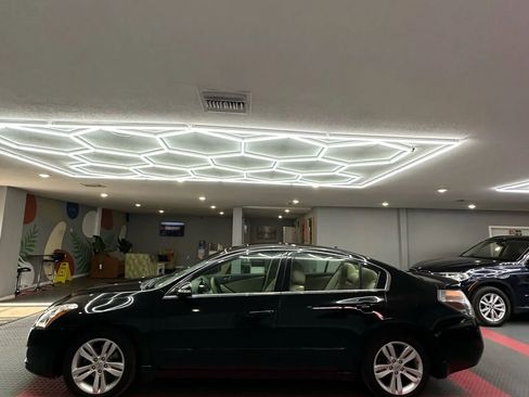 Used 2011 Nissan Altima 3.5 SR w/ 3.5SR Premium Pkg image 4