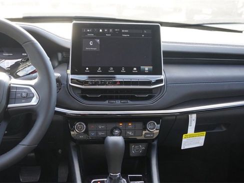 New 2026 Jeep Compass Latitude image 17