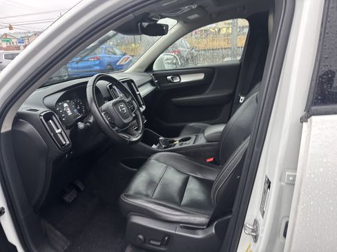 Used 2020 Volvo XC40 T5 Momentum image 12