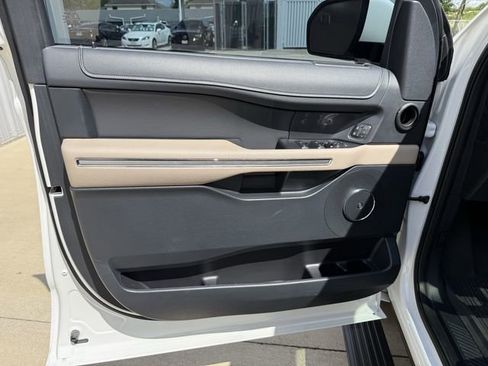 Used 2022 Ford Expedition Limited image 10