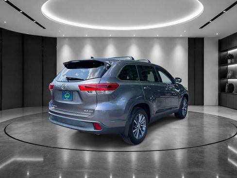 Used 2019 Toyota Highlander XLE AWD/4WD image 5