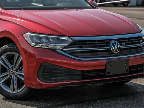 Used 2023 Volkswagen Jetta SE FWD image 3