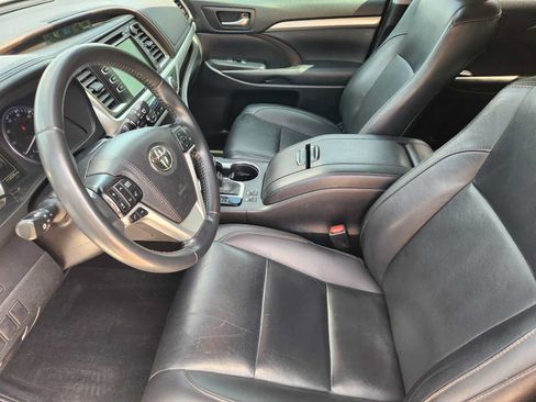 Used 2019 Toyota Highlander XLE FWD image 12