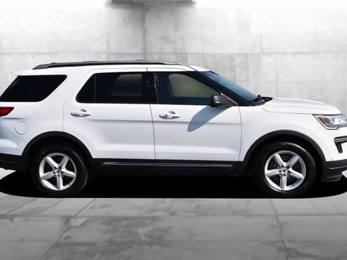 Used 2018 Ford Explorer XLT FWD image 5