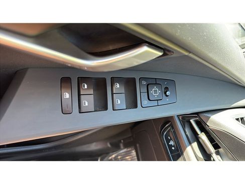 Used 2025 Kia Niro LX FWD image 31