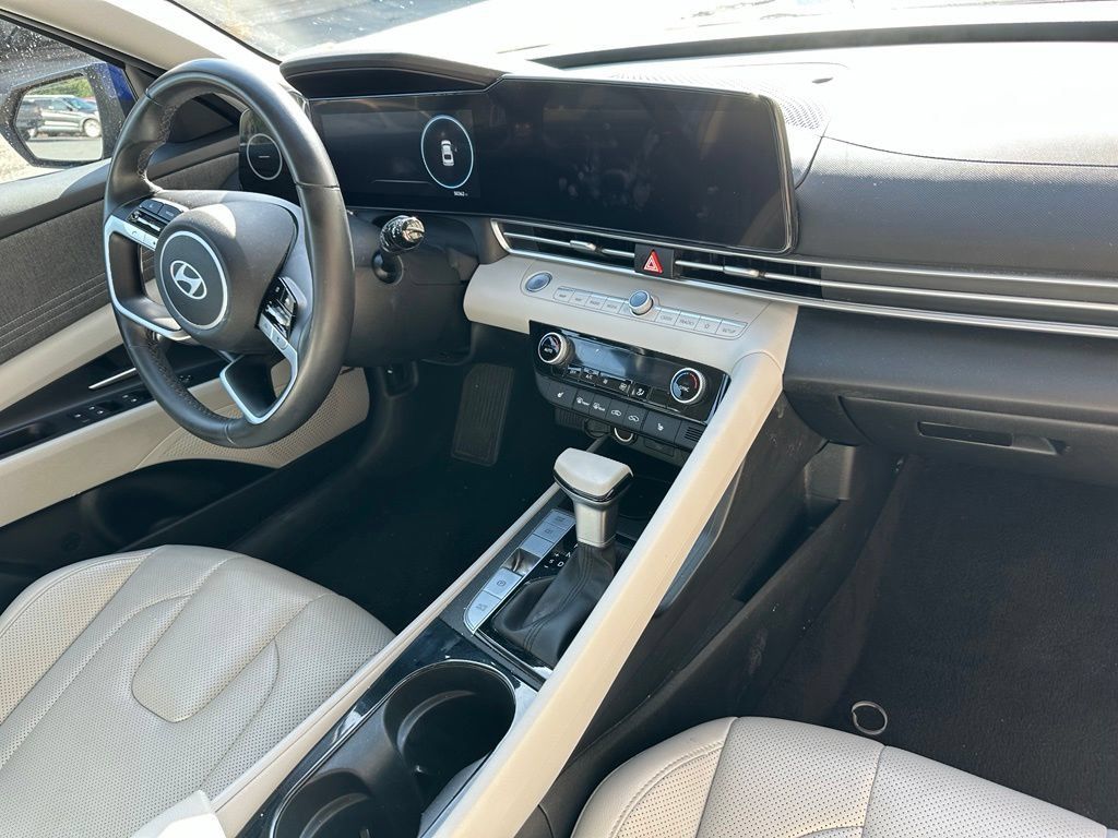 Used 2025 Hyundai Elantra Limited FWD image 5