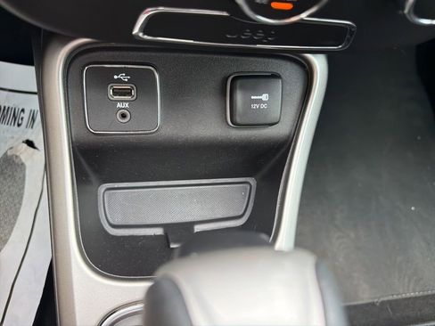Used 2017 Jeep Compass Sport w/ Tech Group FWD image 38