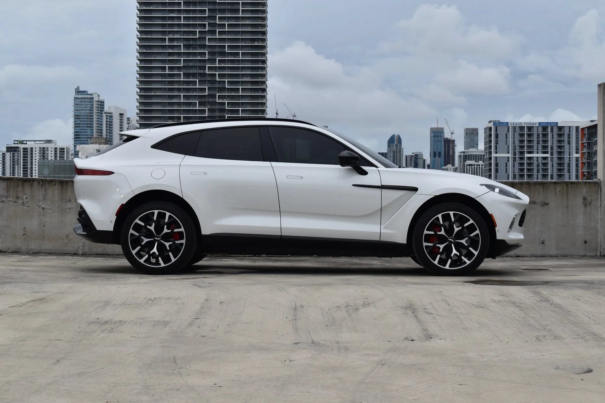Used 2021 Aston Martin DBX AWD/4WD image 4