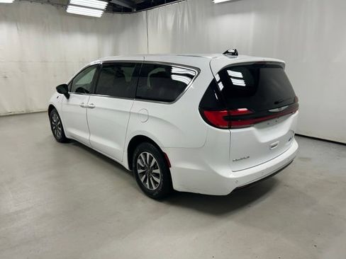 Used 2024 Chrysler Pacifica Limited FWD image 7