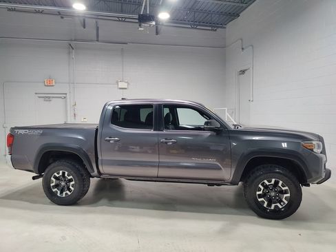Used 2018 Toyota Tacoma TRD Off-Road w/ TRD Premium Off Road Package AWD/4WD image 6