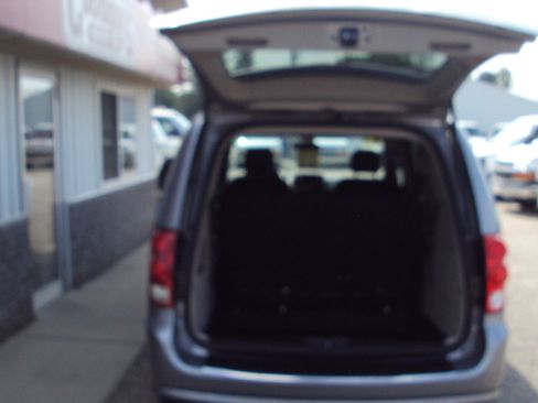 Used 2016 Dodge Grand Caravan SE image 8