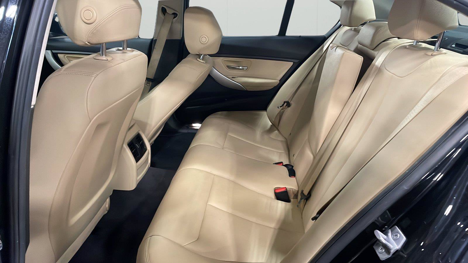 Used 2017 BMW 320i Sedan RWD image 11