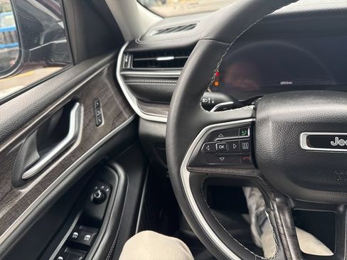 Used 2023 Jeep Grand Cherokee Limited AWD/4WD image 29