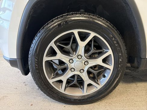 Used 2019 Jeep Grand Cherokee Limited image 21