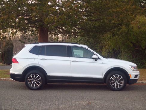 Used 2018 Volkswagen Tiguan SE w/ Panoramic Sunroof Package image 6