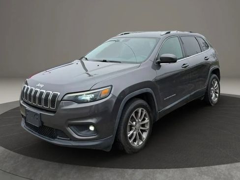 Used 2019 Jeep Cherokee Latitude Plus w/ Comfort/Convenience Group FWD image 2