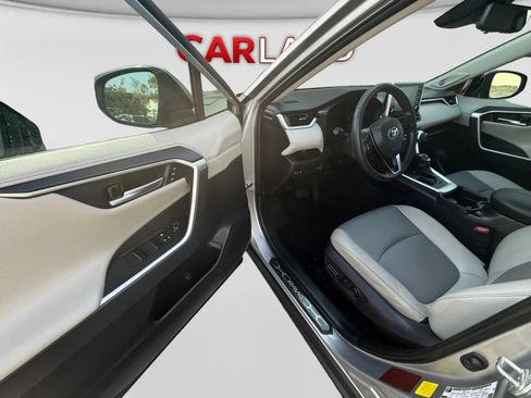 Used 2019 Toyota RAV4 Limited FWD image 11