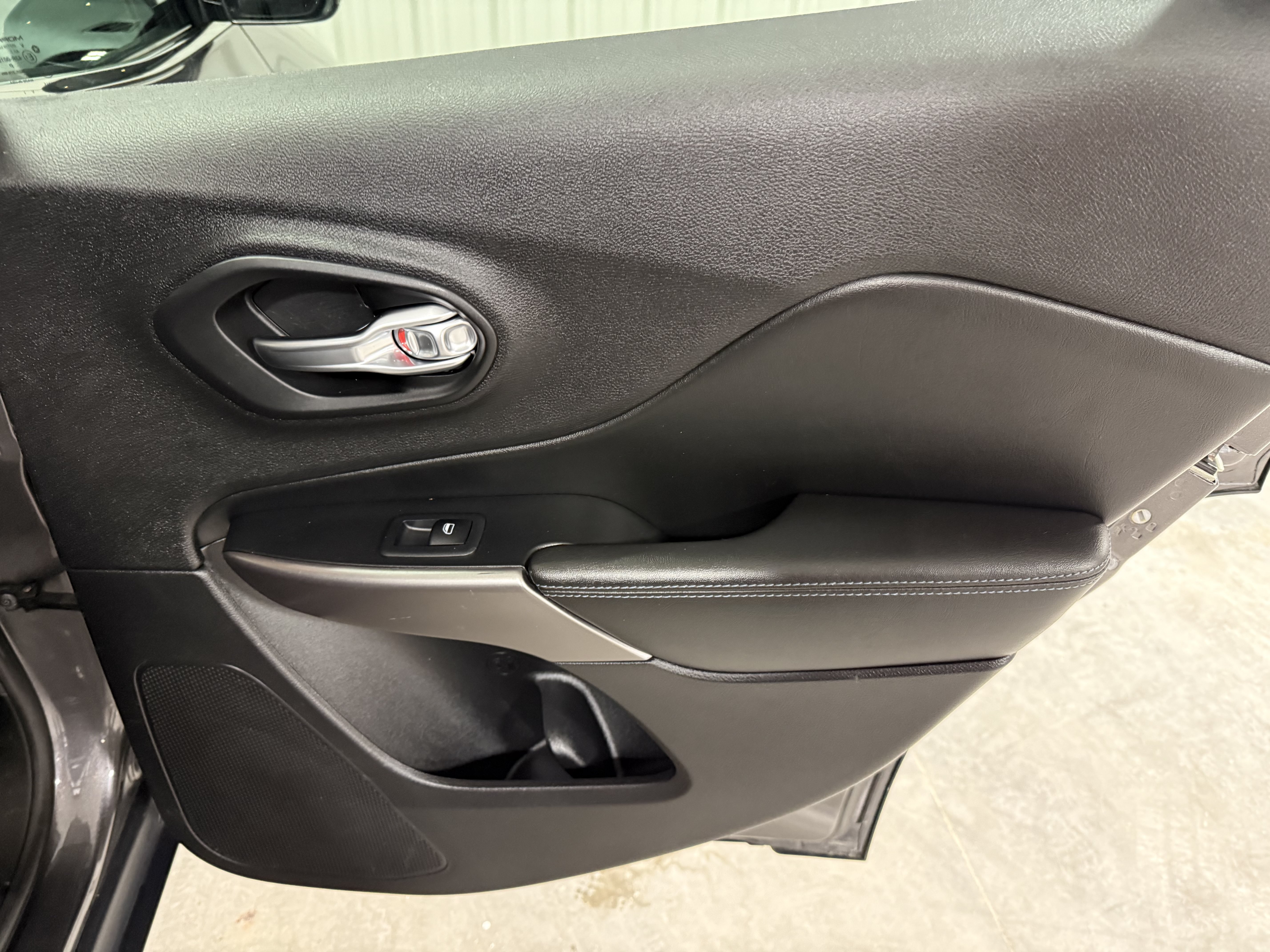 Used 2019 Jeep Cherokee Latitude Plus w/ Cold Weather Group AWD/4WD image 8