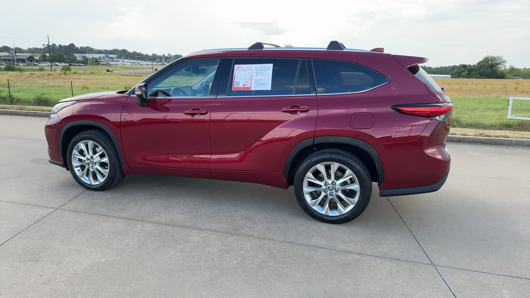 Used 2023 Toyota Highlander Limited FWD image 6