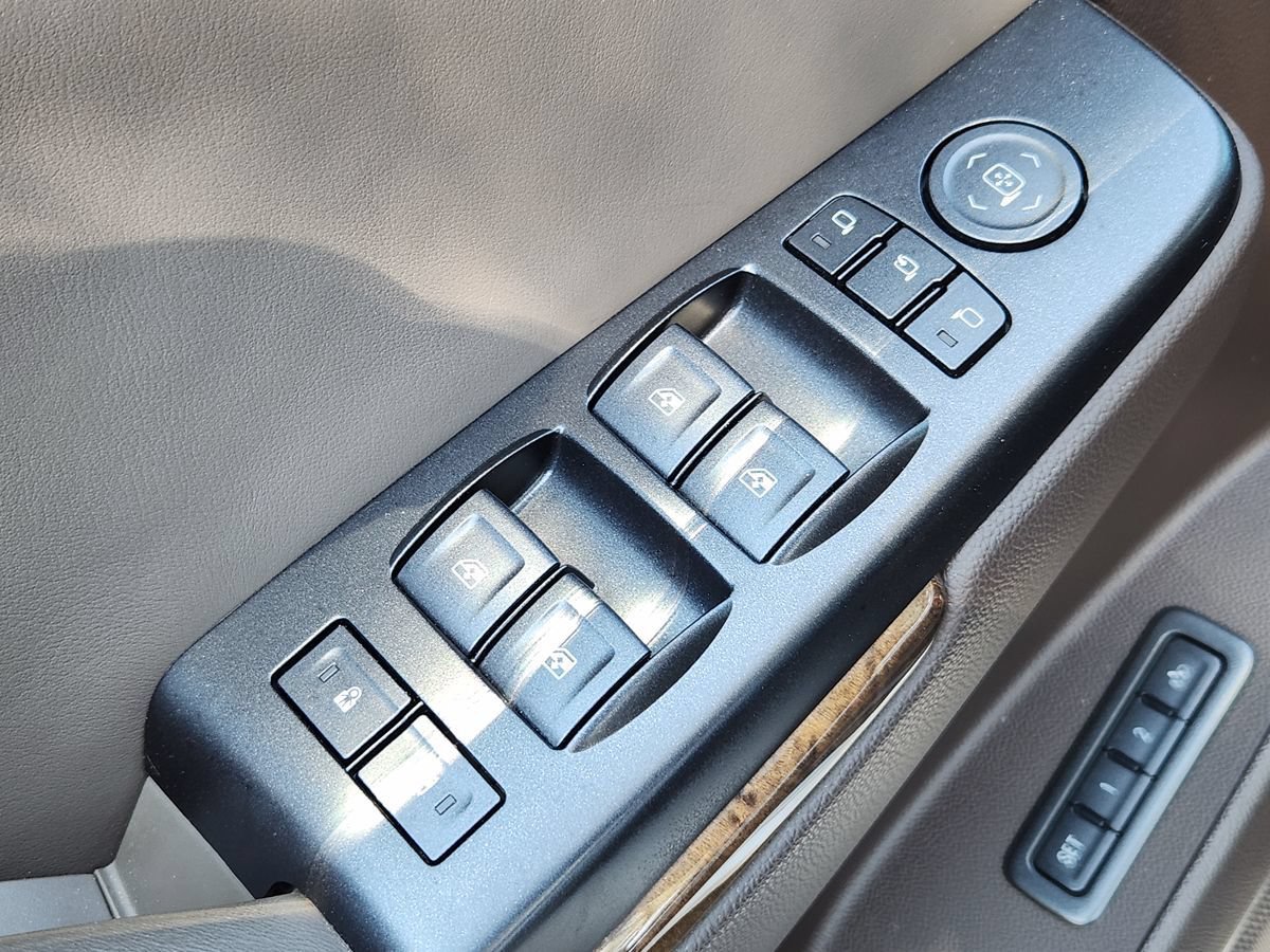 Used 2015 GMC Yukon Denali w/ Premium Package AWD/4WD image 40