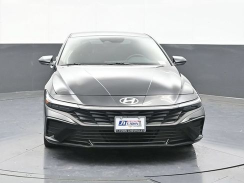 Used 2025 Hyundai Elantra SEL FWD image 21