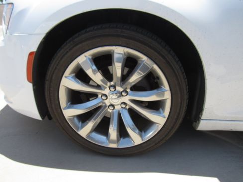 Used 2018 Chrysler 300 Touring w/ Chrome Appearance Package RWD image 5