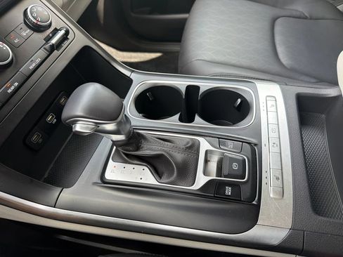 Used 2024 Kia Carnival LX FWD image 34