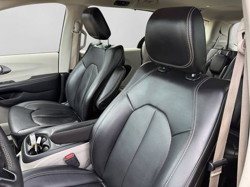 Used 2023 Chrysler Pacifica Touring-L FWD image 23