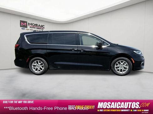 Used 2024 Chrysler Pacifica Touring-L FWD image 8