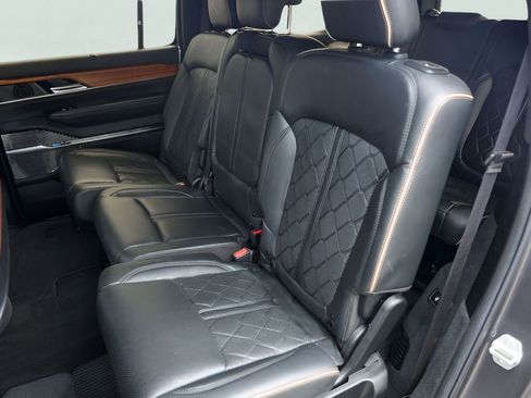 Used 2022 Jeep Grand Wagoneer Series III w/ Flexible Seating Group AWD/4WD image 29
