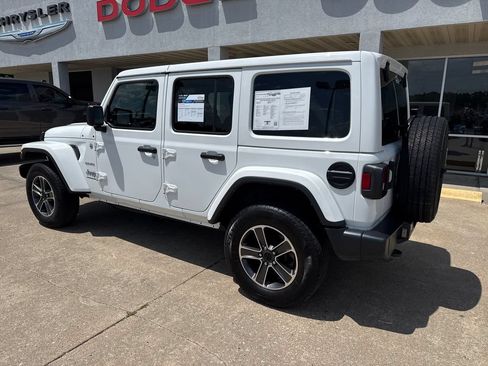 Used 2023 Jeep Wrangler Unlimited Sahara AWD/4WD image 3