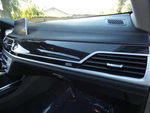 Used 2020 BMW 750i xDrive w/ Executive Package image 32