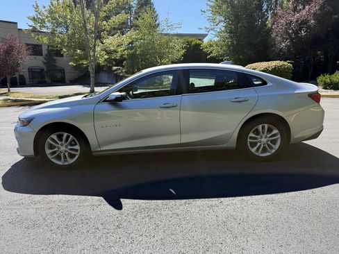 Used 2016 Chevrolet Malibu LT FWD image 2