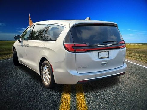 Used 2024 Chrysler Pacifica Touring-L FWD image 29
