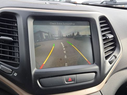 Used 2017 Jeep Cherokee Limited image 29