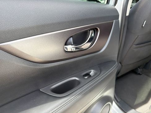 Used 2016 Nissan Rogue SV image 19