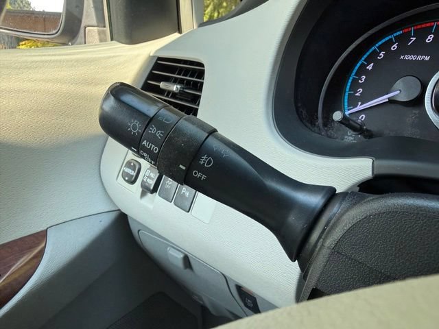 Used 2012 Toyota Sienna XLE FWD image 27
