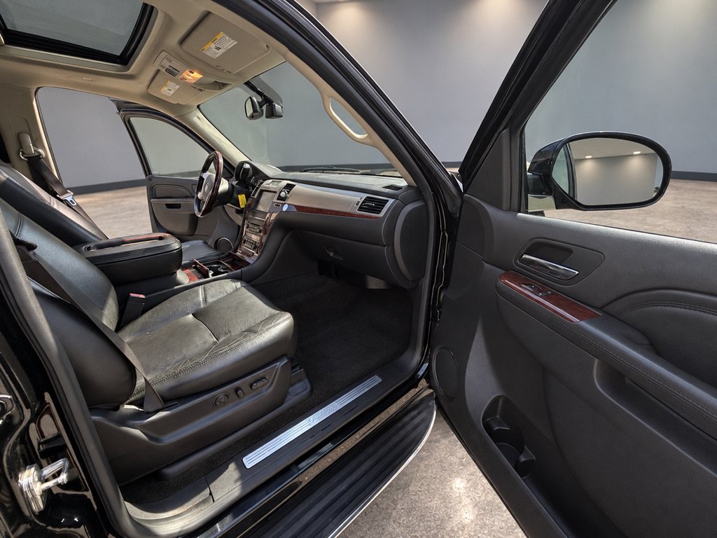 Used 2014 Cadillac Escalade Luxury AWD/4WD image 25