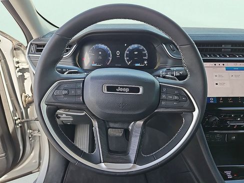 Used 2023 Jeep Grand Cherokee Limited w/ Luxury Tech Group II image 11