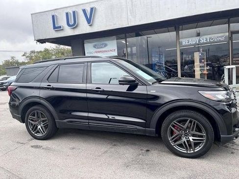 Used 2025 Ford Explorer ST-Line w/ ST-Line Street Pack AWD/4WD image 2
