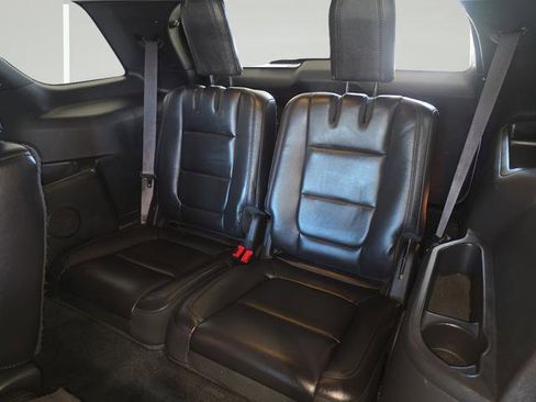 Used 2014 Ford Explorer XLT w/ Equipment Group 202A AWD/4WD image 28