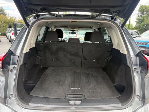 Used 2025 Nissan Rogue SV FWD image 33