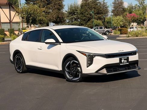 Used 2025 Kia K4 EX FWD image 2