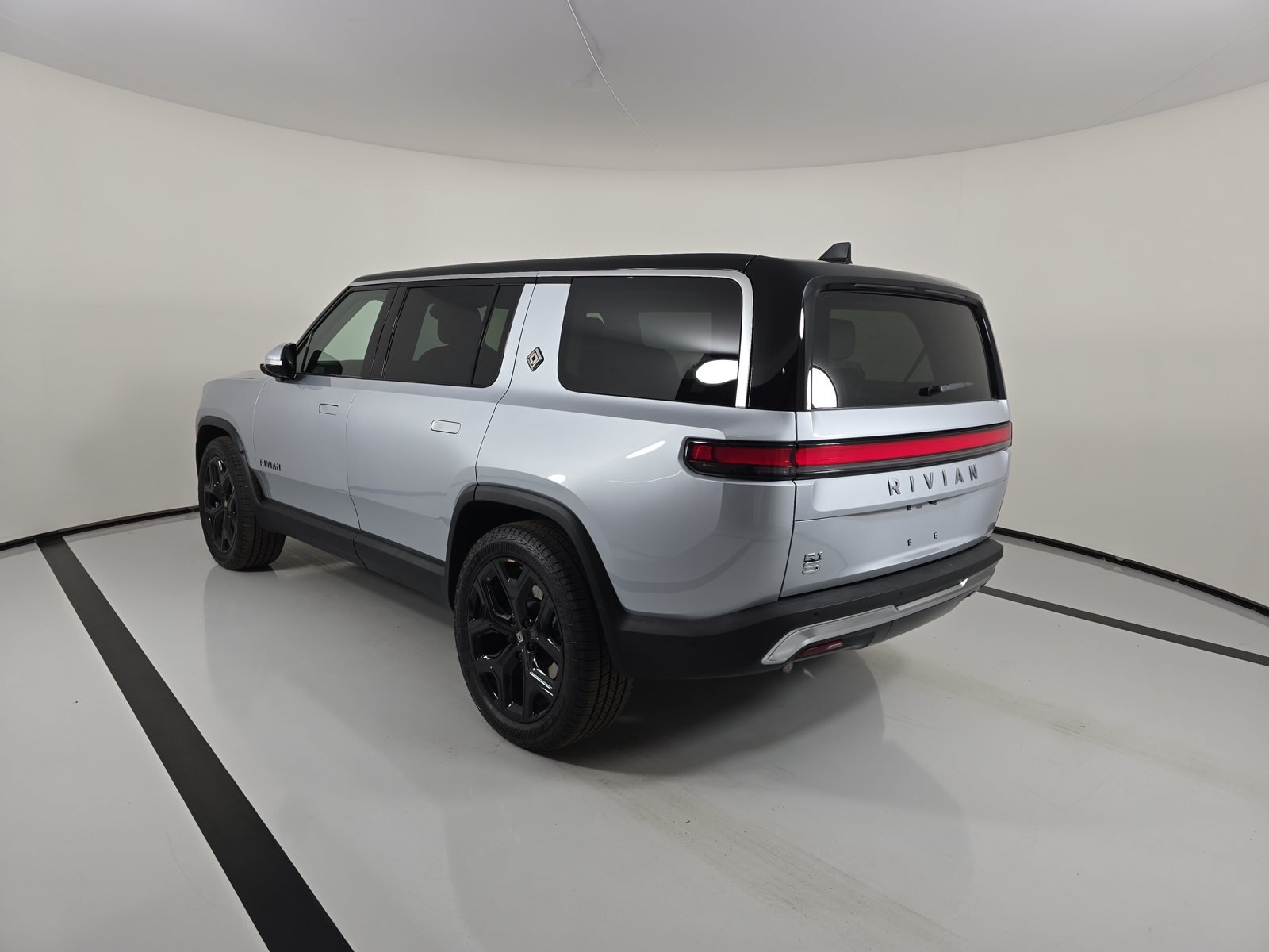 Used 2024 Rivian R1S Adventure Dual AWD/4WD image 3