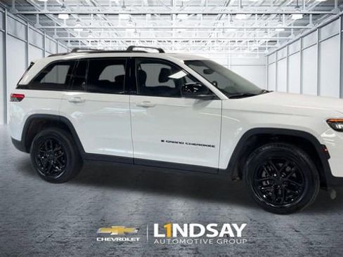 Used 2024 Jeep Grand Cherokee Laredo X AWD/4WD image 3
